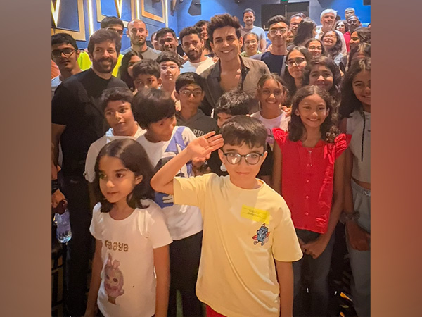 Kartikm Aaryan with kids (Image Source: Instagram/kartikaaryan)