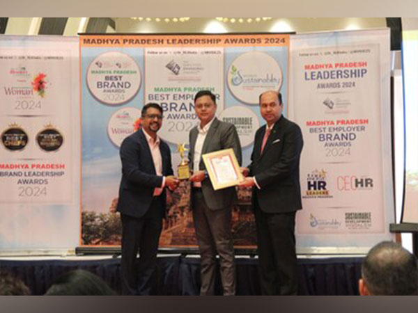 Amit Prasad, CHRO at Hettich India receiving award at World HRD Congress