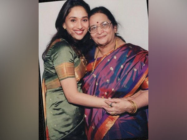 Madhuri Dixit with mother (Image Source: Instagram)