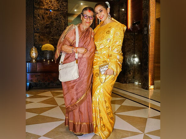 Manisha Koirala with mother Sushma Koirala (image source: instagram/m_koirala)
