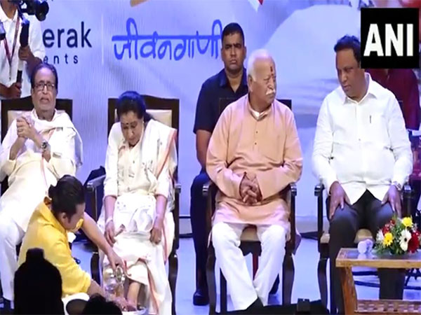 Sonu Nigam washes Asha Bhosle's feet at book launch (Image/ANI)