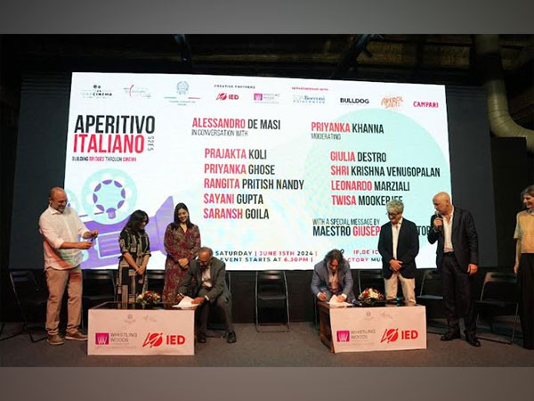 Signing of the MoU by Ravi Gupta, Dean, WWI and Riccardo Balbo, Group Chief Academic, IED Officer