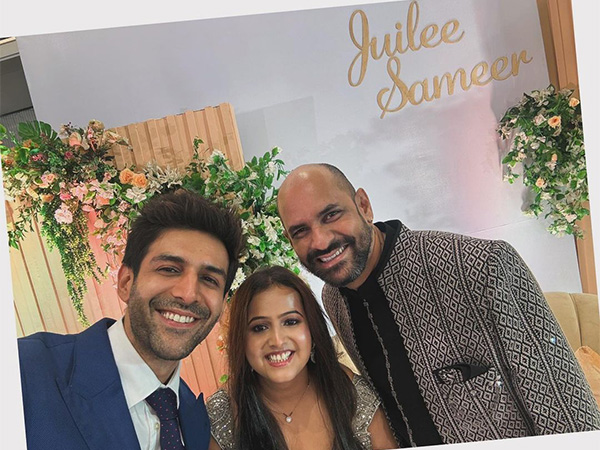 Kartik Aaryan with director Sameer Vidwans and Juilee Sonalkar (Image source: Instagram)