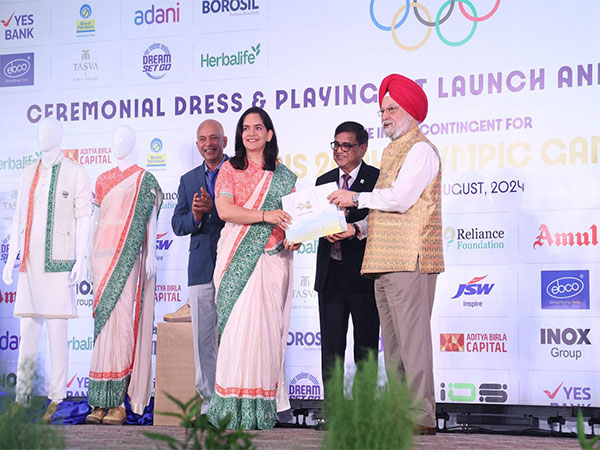 Union MOPNG Hardeep Singh Puri, in presence of Director (M), BPCL, Sukhmal Jain and Director (HR), Raj Kumar Dubey handing a hamper to Anjum Moudgil, shooter bound for Paris Olympics