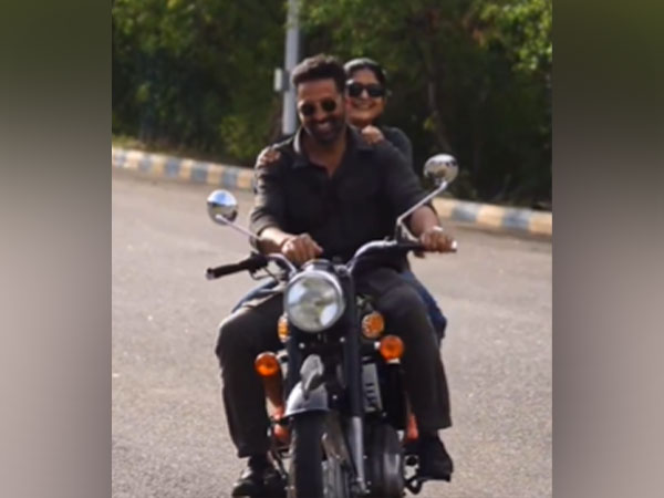 Actor Akshay Kumar and director Sudha Kongara (Image source: Instagram)