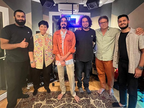 Singer Falguni Pathak with 'Khalasi' fame musicians (Image source: Instagram)