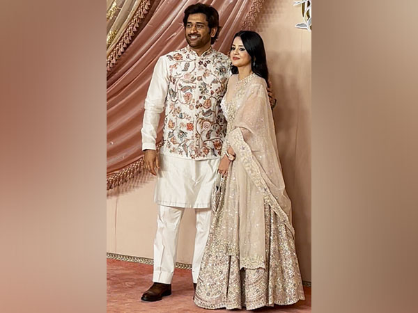 MS Dhoni and his wife Sakshi Dhoni (Image source:ANI)