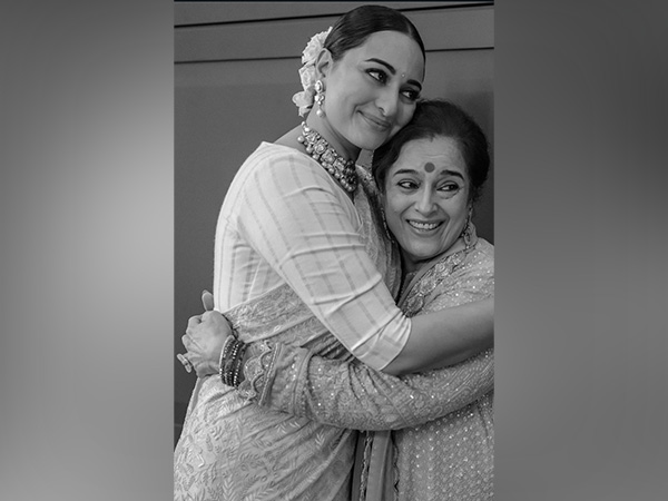 Actor Sonakshi Sinha and her mother Poonam Sinha (Image source: Instagram)