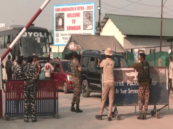 Another batch of pilgrims leaves from Srinagar for Amarnath Yatra. (Photo/ANI)