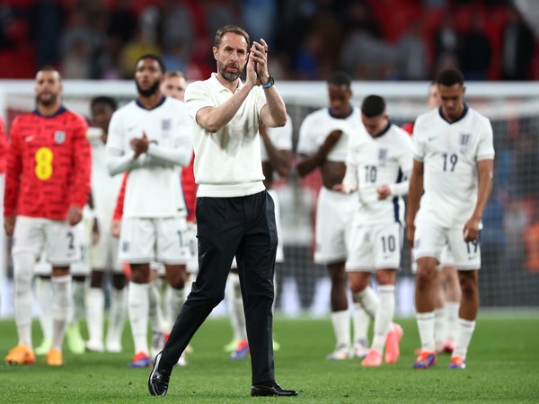 England coach Gareth Southgate with his team (Photo: England football/X)