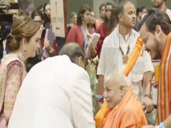 Mukesh Ambani, Nita Ambani, Jagadguru Rambhadracharya (Image Source: ANI)