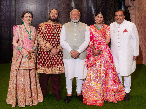 (l-R) Nita Ambani, Anant Ambani, PM Modi, Radhika Merchant, Mukesh Ambani (Photo/X)
