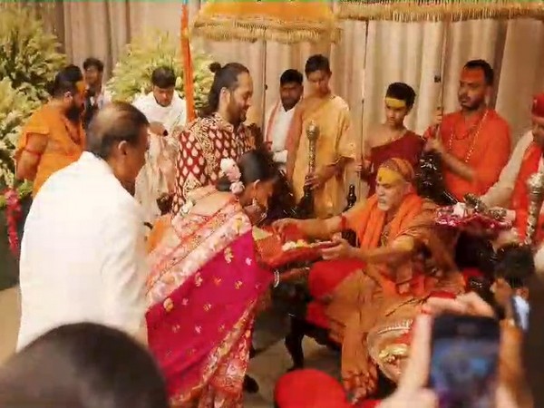 Shankaracharya of Jyotirmath Swami Avimukteshwaranand giving prasad to the newlyweds (image source: instagram)