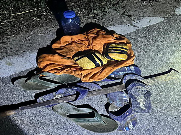 BSF recovers 1.060 Kg heroin from Amritsar border area (Photo/ANI) 