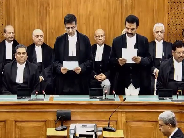 Acting Chief of Madras High Court, R Mahadevan takes oath as a Supreme Court judge. Chief Justice of India DY Chandrachud administers the oath. (Video: Supreme Court of India/YouTube)