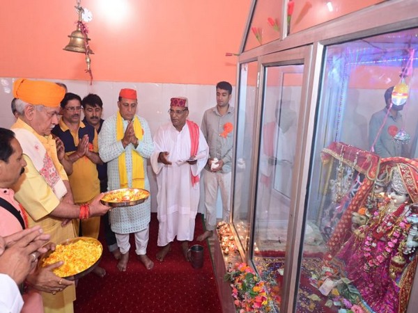 Lieutenant Governor Manoj Sinha pays obeisance to Mata Sidhlakshmi Asthapan in Anantnag (Photo/X: @OfficeOfLGJandK) 