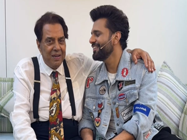 Veteran actor Dharmendra with singer Rahul Vaidya (Image source: Instagram)