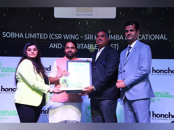 Nagarajan S, Vice President, Projects, Sobha Limited receiving the award on behalf of Sri Kurumba Educational and Charitable Trust and Sobha Limited