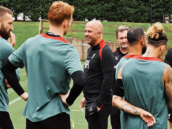 Arne Slot with players (Photo: Liverpool/X)