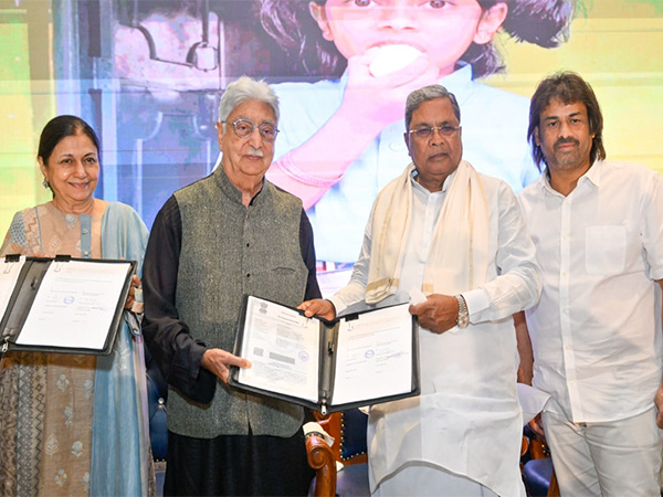 Azim Premji (L) with Karnataka CM Siddaramaiah (R). (Photo/ANI)
