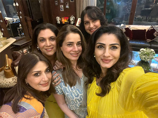 Raveena Tandon with Sonali Bendre and Neelam Kothari (Image source: Instagram)
