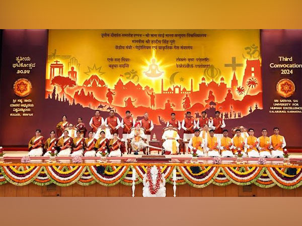 Chief Guest - Shri Hardeep Singh Puri and Founder of SSSUHE - Sri Madhusudan Sai along with gold medallists from UG and PG courses and the first batch of doctorates