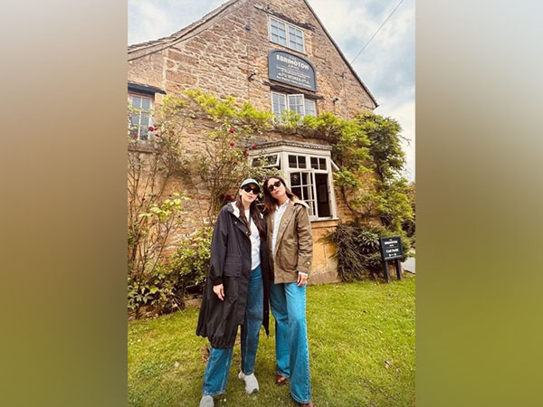  Karisma Kapoor, Kareena Kapoor (Image Source: Instagram)