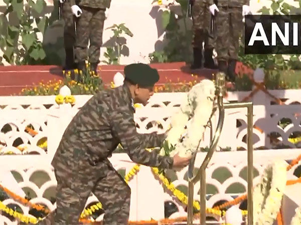 Army Chief General Upendra Dwivedi lays wreath at Kargil War Memorial. (Photo/ANI)