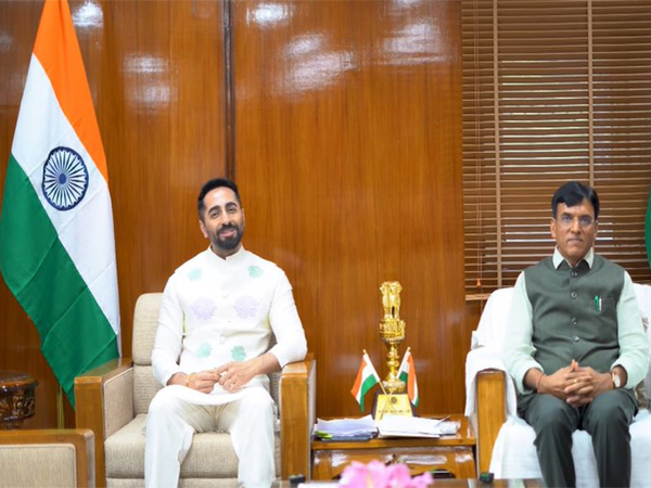 Ayushmann Khurrana, Union Minister for Youth Affairs and Sports Mansukh Mandaviya(Image source/Instagram)