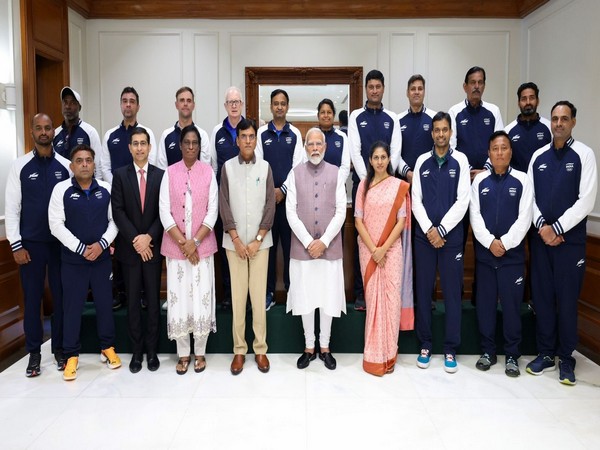 PM Modi with India contingent (Photo: PM Modi/X)