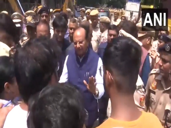 Delhi LG VK Saxena meets protesting students in Karol Bagh. (Photo/ANI)