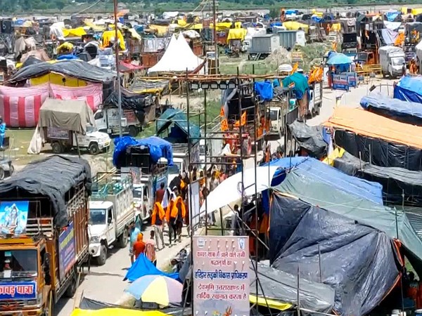 Dak Kanwar Yatris on their way to reach Haridwar, Uttarakhand (Photo/ANI)
