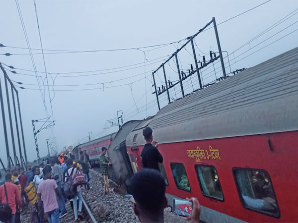 Several coaches of Howrah-CSMT Express train derails near Jharkhand's Chakradharpur (Photo/ANI)