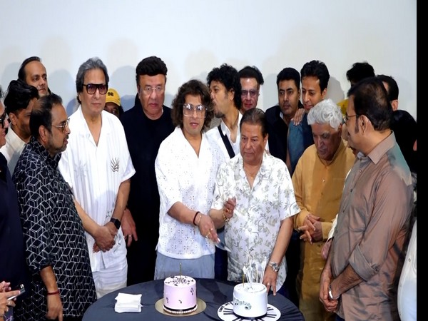 Sonu Nigam with Javed Akhtar, Shankar Mahadevan, Anup Jalota (Image Source: ANI)