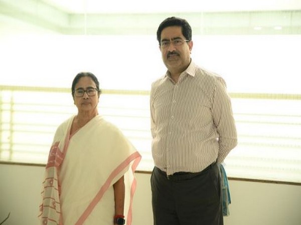 West Bengal Chief Minister Mamata Banerjee with Kumar Mangalam Birla (Photo/@MamataOfficial)