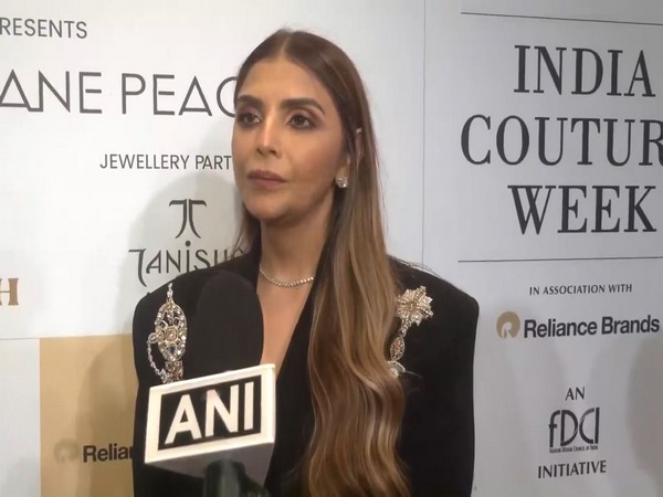 Falguni Shane Peacock (image source: instagram/falgunipeacock)