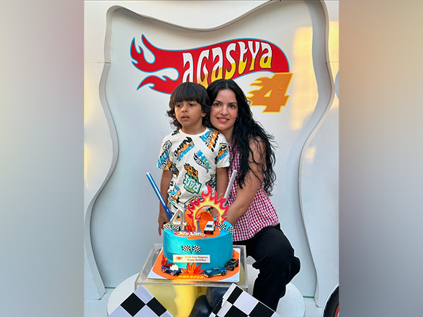 Natasa Stankovic with her son Agastya (image source: instagram/natasastankovic__)