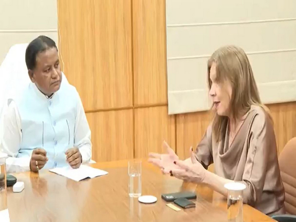 Consul General of US at Hyderabad, Jennifer Larson with Odisha Chief Minister Mohan Charan Majhi. (Photo/ Odisha I&PR Department)