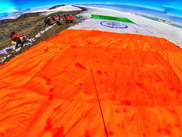  National flag at Mt Kilmanjaro (Photo: PRO defence) 