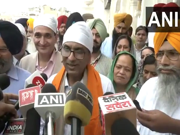 CJI Chandrachud pays obeisance at Golden Temple (Image/ANI)