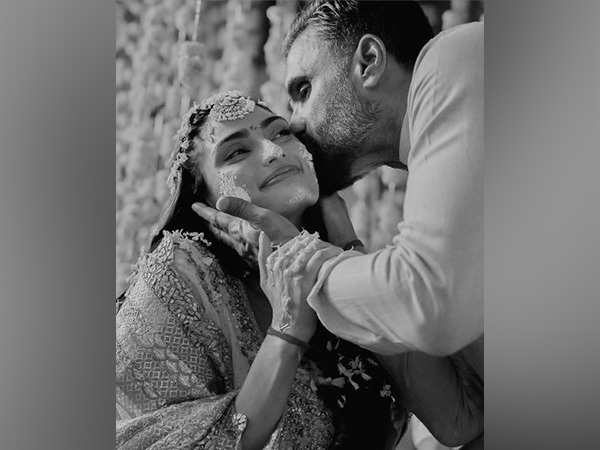 Actor Suniel Shetty and his daughter Athiya Shetty (Image source: Instagram)
