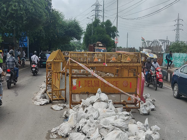 Traffic affected on Ghazipur dairy farm road due to sewer line damage (Photo/Delhi traffic police X)