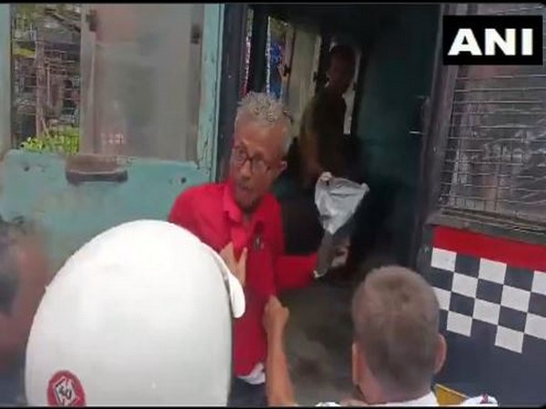 Scuffle breaks out between police and SUCI (C) on Friday. (Photo/ANI)