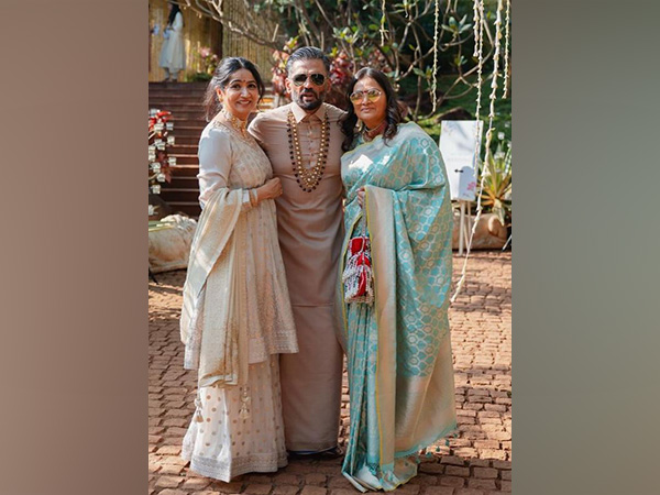 Actor Suniel Shetty and his sisters (Image source: Instagram)