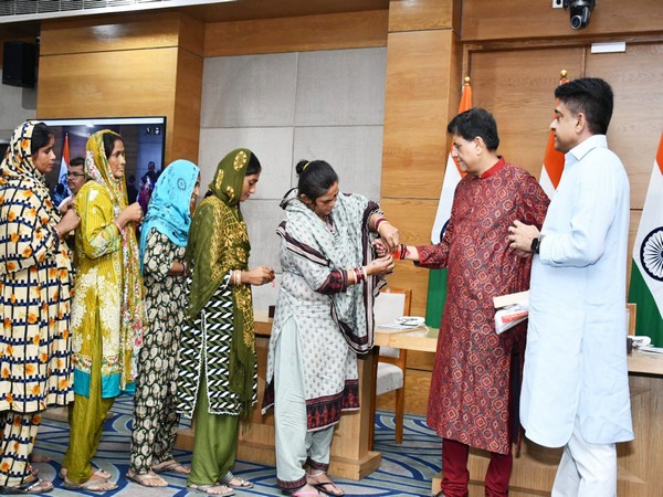 Union Minister Piyush Goyal with women refugees from Pakistan during Rakshi Bandhan celebration (Photo/PIB)