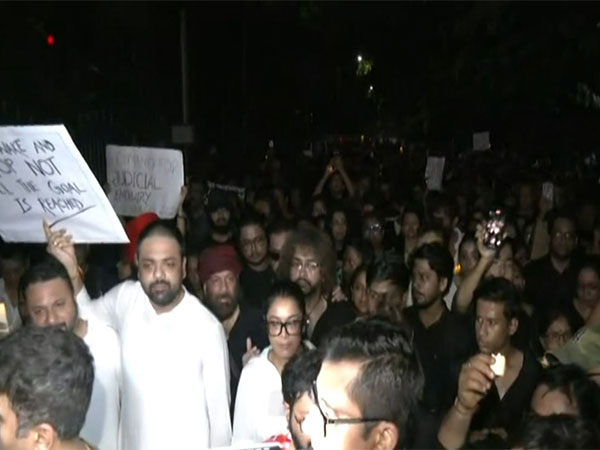 Bengali artists protest demanding justice (Image Source: ANI)