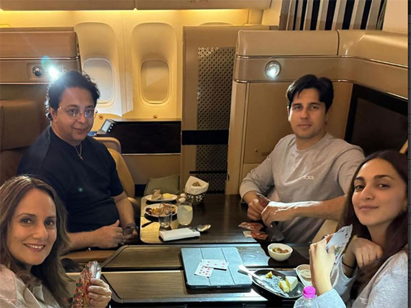 Kiara Advani, Kiara Advani's parents, Sidharth Malhotra (Image Source; Instagram)
