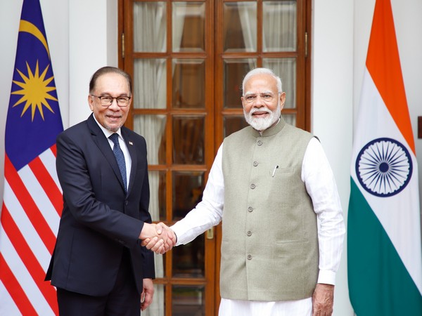 Prime Minister Narendra Modi with Malaysia PM Anwar Ibrahim (Photo: X@narendramodi)