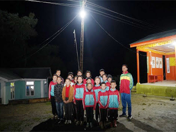 Signify's energy-efficient LED street light in Lumpo's Primary School