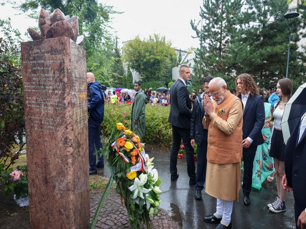 PM Modi lays wreath at Jam Saheb of Nawanagar Memorial in Warsaw. (Photo/X@narendramodi)